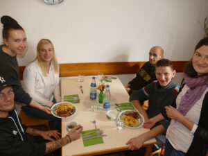 Martina Hurst, hinten links sitzend, war am Tisch von Daniel, Benjamin und Steffen zum gemeinsamen Essen willkommen