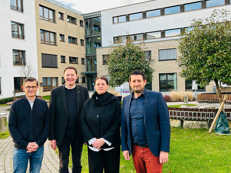 Foto von links nach rechts: Dr. Michael Borchard (Aufsichtsratsvorsitzender der Vincentiushaus gGmbH), Pfarrer Michael Zimmer (Aufsichtsrat), Dragica Stefan (Heimleiterin Pflegeheim Vincentiushaus) und Thorsten Schmieder (Geschäftsführender Vorstand)