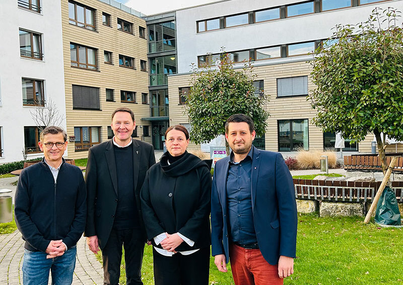 Foto von links nach rechts: Dr. Michael Borchard (Aufsichtsratsvorsitzender der Vincentiushaus gGmbH), Pfarrer Michael Zimmer (Aufsichtsrat), Dragica Stefan (Heimleiterin Pflegeheim Vincentiushaus) und Thorsten Schmieder (Geschäftsführender Vorstand)