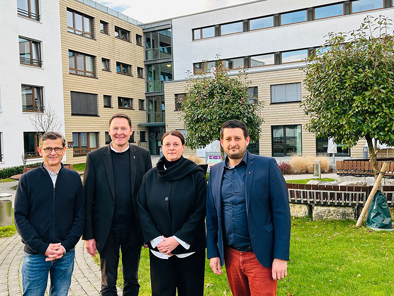 Foto von links nach rechts: Dr. Michael Borchard (Aufsichtsratsvorsitzender der Vincentiushaus gGmbH), Pfarrer Michael Zimmer (Aufsichtsrat), Dragica Stefan (Heimleiterin Pflegeheim Vincentiushaus) und Thorsten Schmieder (Geschäftsführender Vorstand)