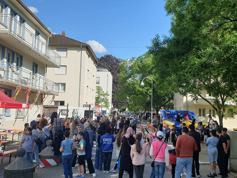 Bild des Sommerfests mit vielen Menschen