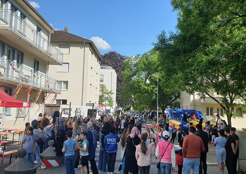 Bild des Sommerfests mit vielen Menschen