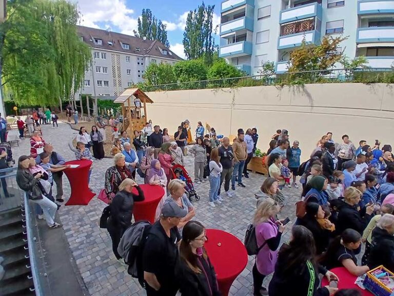 Aufnahme der Gäste bei Eröffnung des Gartens
