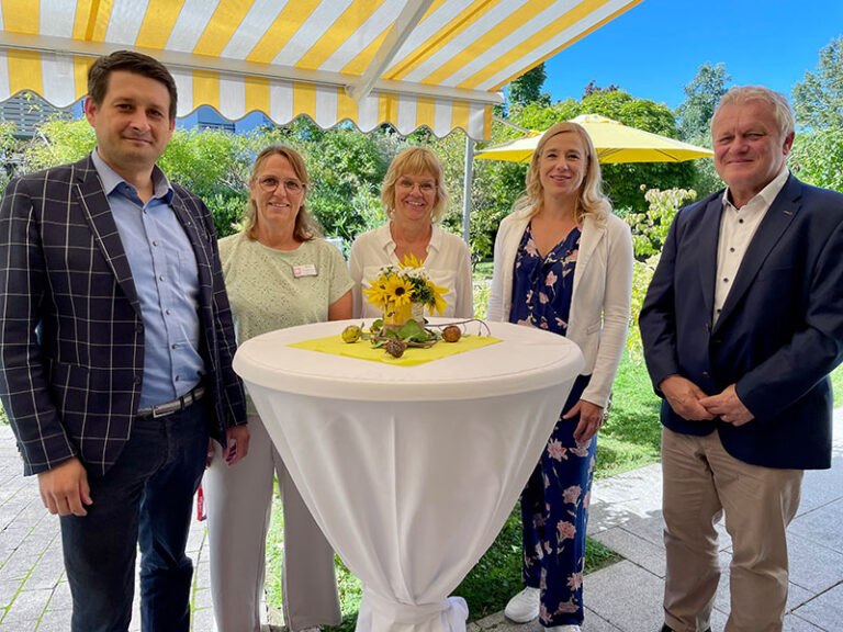 Foto von links nach rechts: Thorsten Schmieder (Vorstandsvorsitzender), Bianca Frey-Seebacher (Leitung Tagespflege Cité), Manuela Lang (Pflegedienstleitung), Martina Hurst (Vorständin Scherer Stiftung Baden-Baden) und Peter Fetscher (Geschäftsführer ASGA Verwaltung)