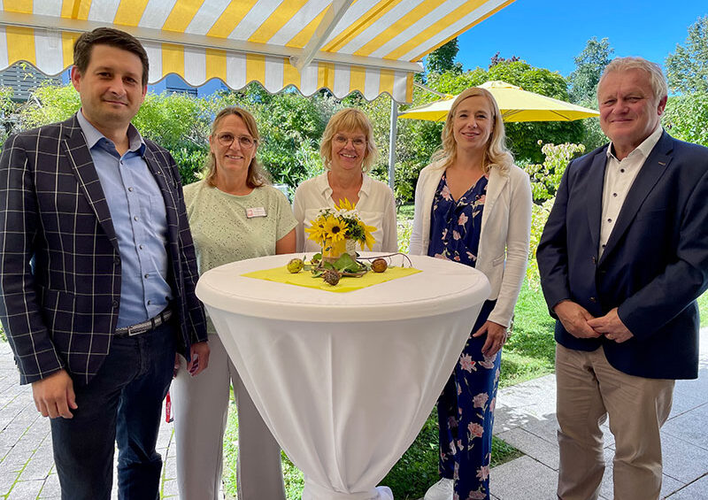 Foto von links nach rechts: Thorsten Schmieder (Vorstandsvorsitzender), Bianca Frey-Seebacher (Leitung Tagespflege Cité), Manuela Lang (Pflegedienstleitung), Martina Hurst (Vorständin Scherer Stiftung Baden-Baden) und Peter Fetscher (Geschäftsführer ASGA Verwaltung)