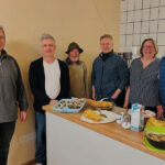 Presseofoto der beteiligten bei der Wiedereröffnung des Cafes