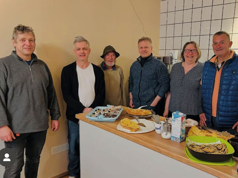 Presseofoto der beteiligten bei der Wiedereröffnung des Cafes