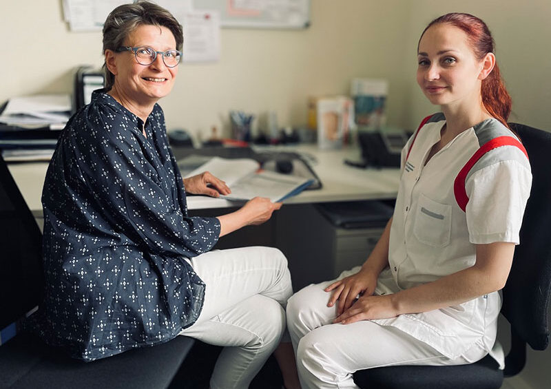 Eine Auszubildende und eine Pflegeanleiterin im gespräch bei der Caritas Baden-Baden