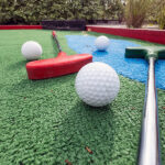 Bild von zwei Minigolfschlägern