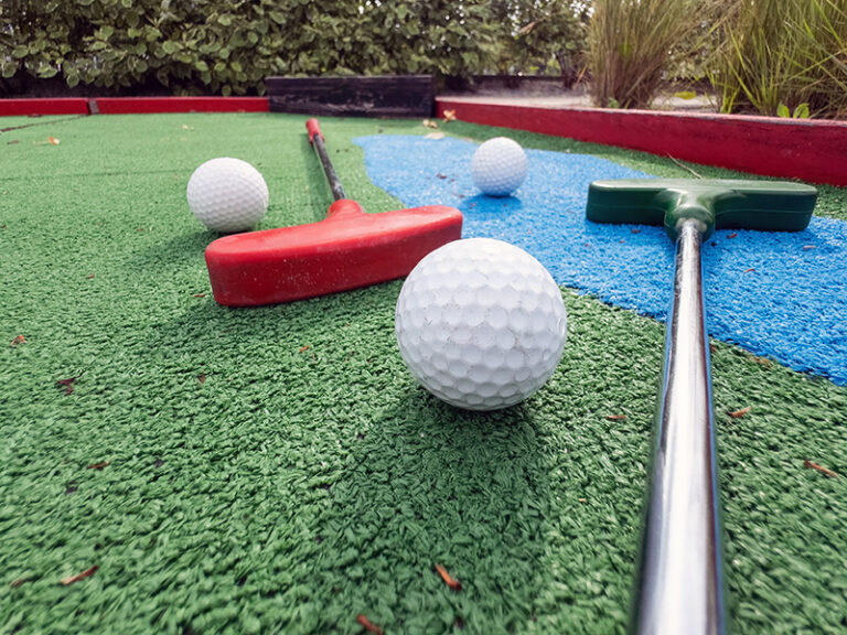 Bild von zwei Minigolfschlägern