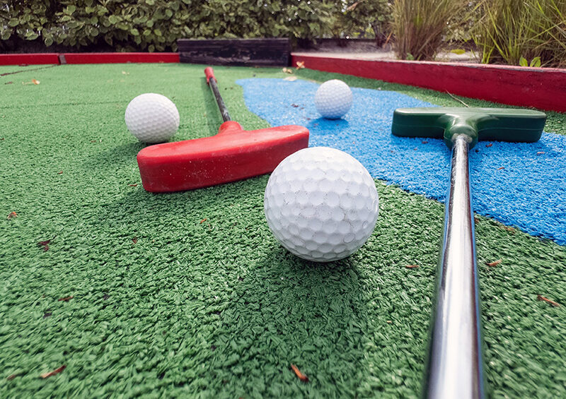 Bild von zwei Minigolfschlägern