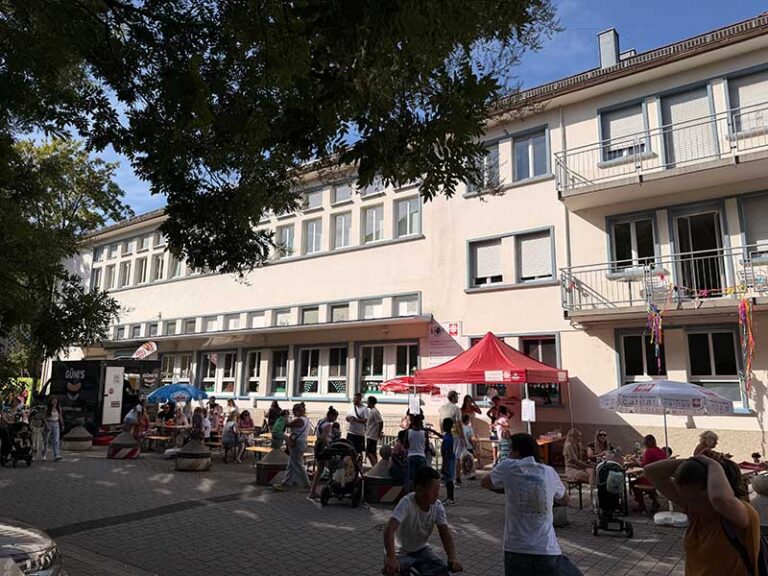 Bild von den Besuchern der Sommerhock im Stadtteilzentrum Briegelacker