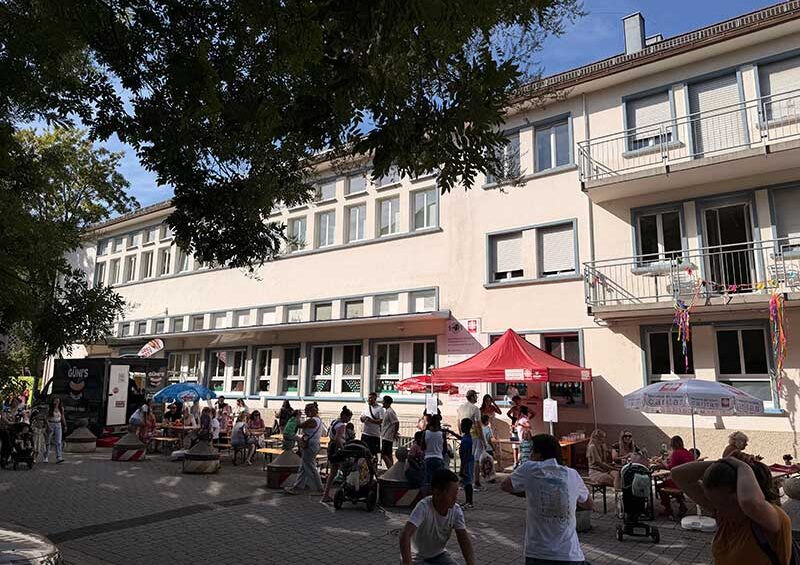Bild von den Besuchern der Sommerhock im Stadtteilzentrum Briegelacker