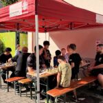 Zelt mit 10 Kindern und Trainern beim Schachspiel