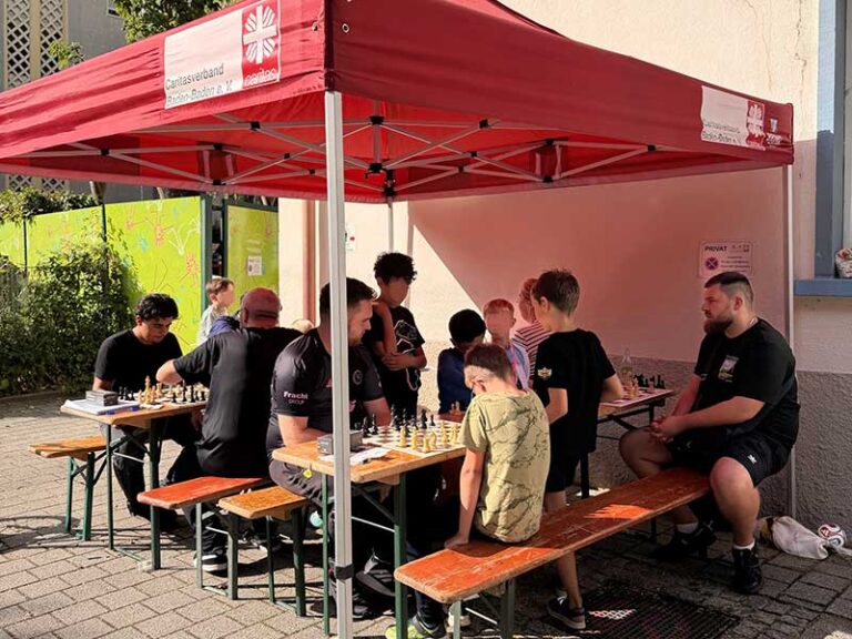 Zelt mit 10 Kindern und Trainern beim Schachspiel