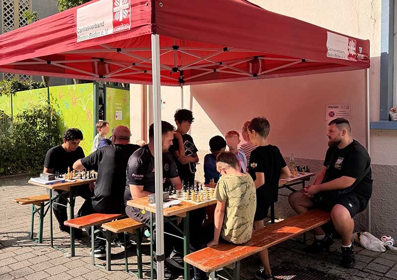 Zelt mit 10 Kindern und Trainern beim Schachspiel