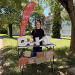 Die Familienlotsin zeigt sich an einem Stand