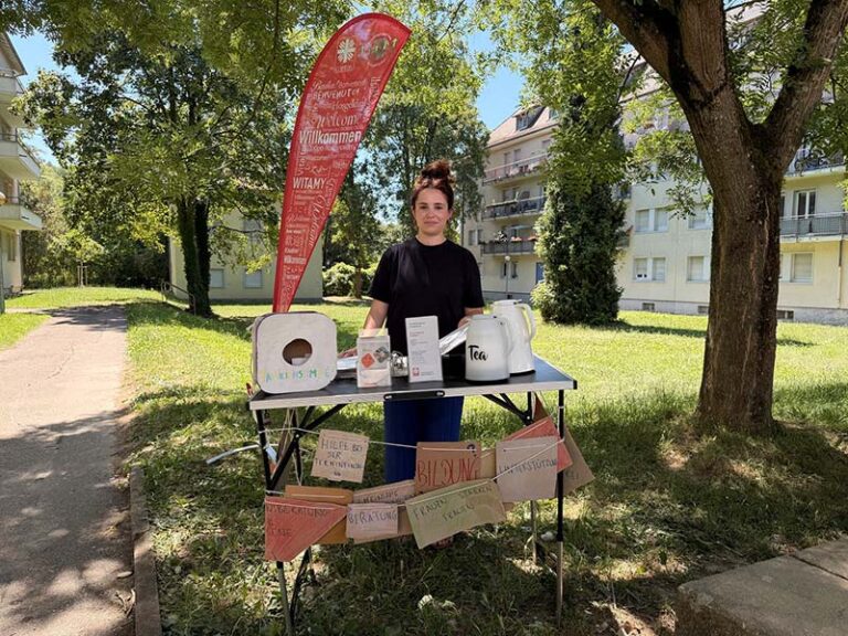 Die Familienlotsin zeigt sich an einem Stand