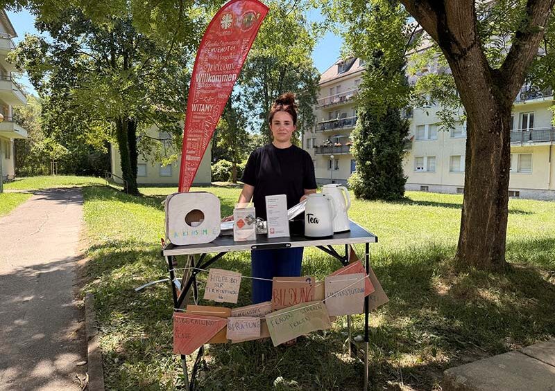 Die Familienlotsin zeigt sich an einem Stand
