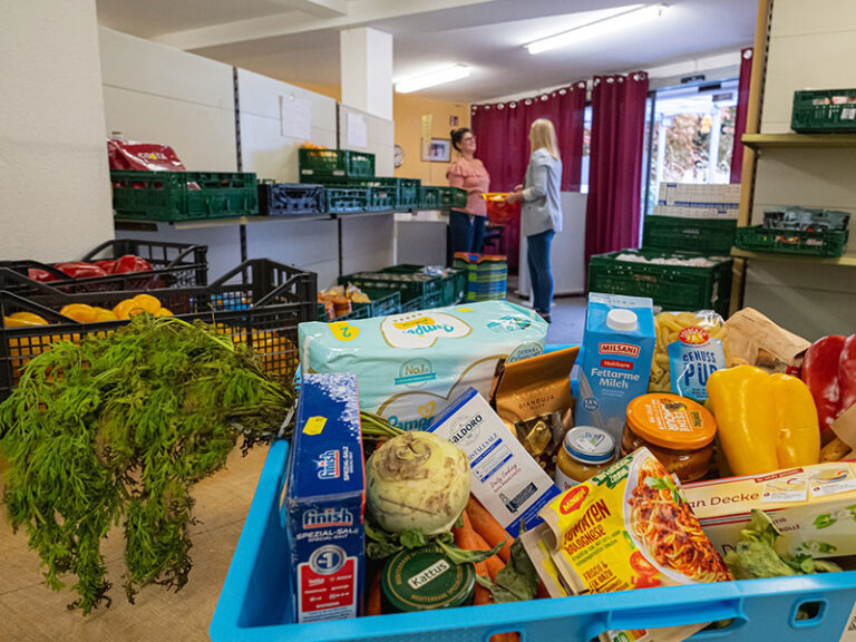 Foto einer Kiste mit Lebesmitteln im Caritas Tafelladen