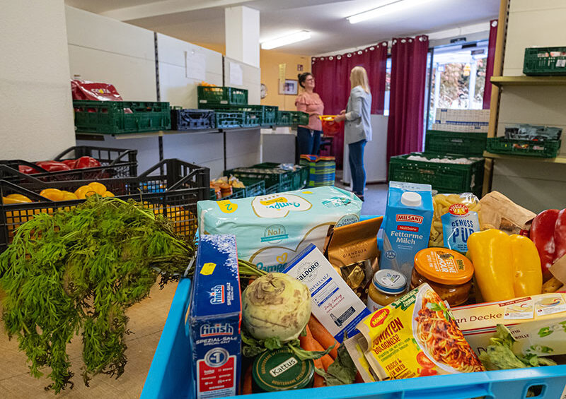 Foto einer Kiste mit Lebesmitteln im Caritas Tafelladen