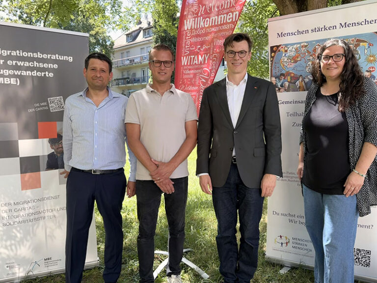 Thorsten Schmieder, Adrian Struch und Katharina Thomas (Caritasverband Baden-Baden e.V.) sowie Kai Whittaker (MdB)