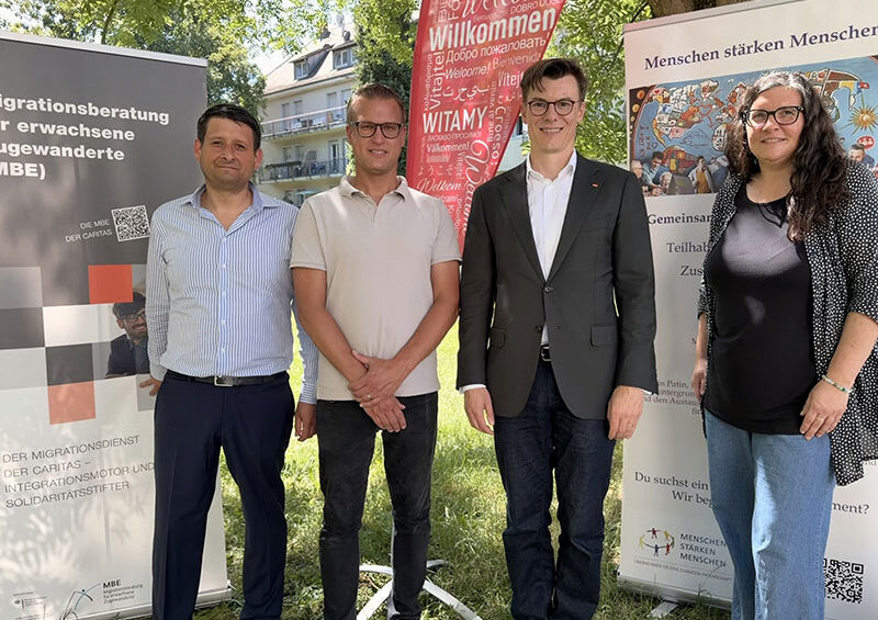 Thorsten Schmieder, Adrian Struch und Katharina Thomas (Caritasverband Baden-Baden e.V.) sowie Kai Whittaker (MdB)