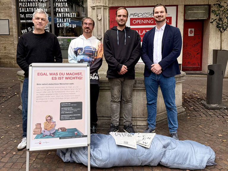 v.l.n.r.: Christian Frisch, Caritas-Fachbereichsleiter Woh-nungsnotfallhilfe, Felix Zimmer und Mirko Grundmann, Bewohner der Wohnungsnotfallhilfe, sowie Tim Gehri vom Sozial- und Jugendamt der Stadt Baden-Baden.