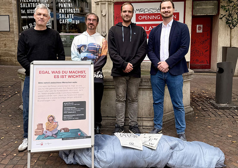 v.l.n.r.: Christian Frisch, Caritas-Fachbereichsleiter Woh-nungsnotfallhilfe, Felix Zimmer und Mirko Grundmann, Bewohner der Wohnungsnotfallhilfe, sowie Tim Gehri vom Sozial- und Jugendamt der Stadt Baden-Baden.
