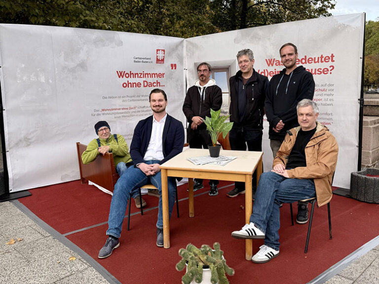 Das Wohnzimmer ohne Dach der Caritas auf der Fieserbrücke in Baden-Baden